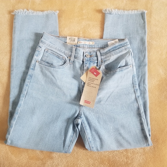 BNWT Light Wash Levi's jeans. - Picture 2 of 5